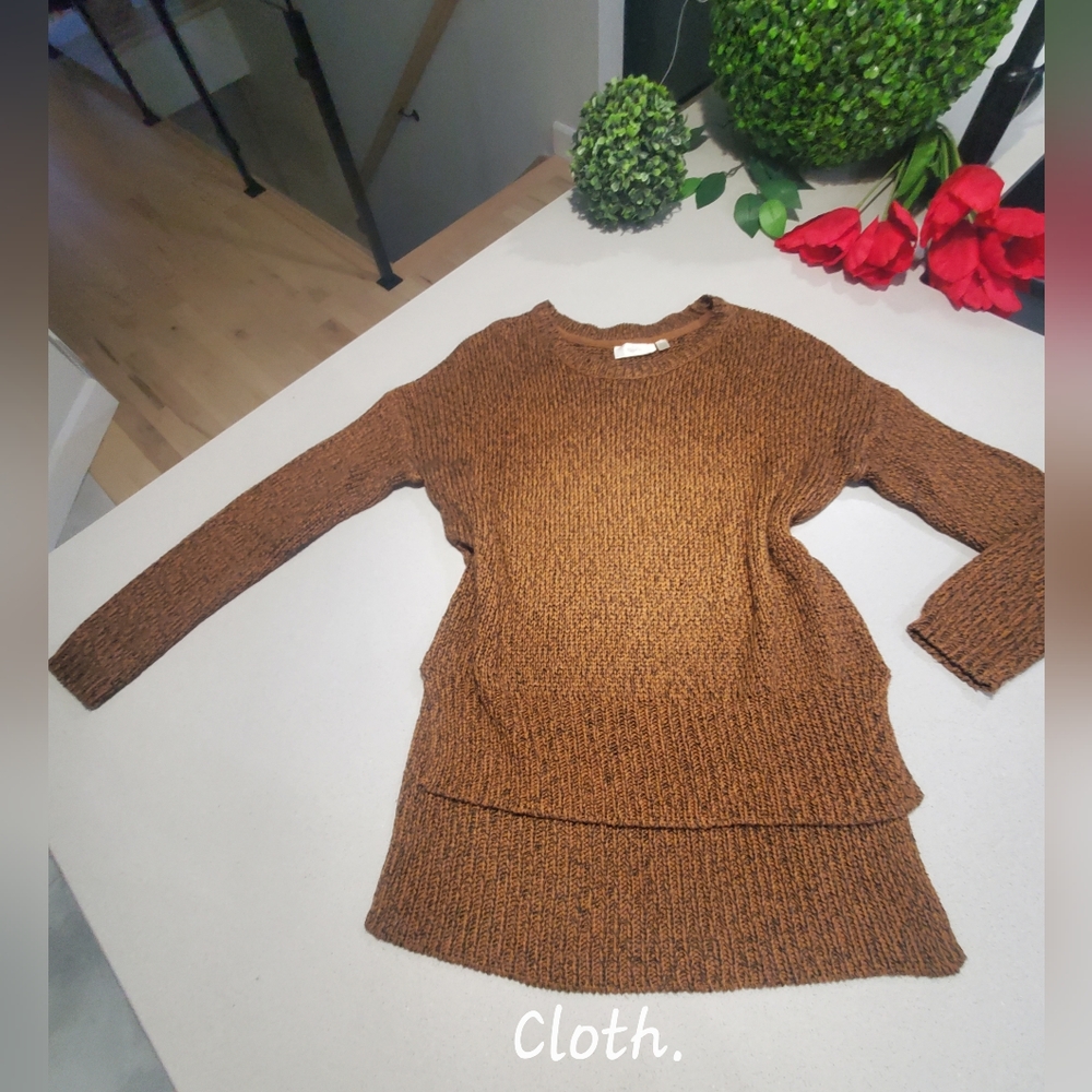 CLOTH. Superbe tricot à manches longues oversize avec beaux appliqués de suède